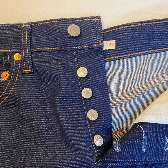 Levi’s Ribcage Shorts - Picture 4 of 4